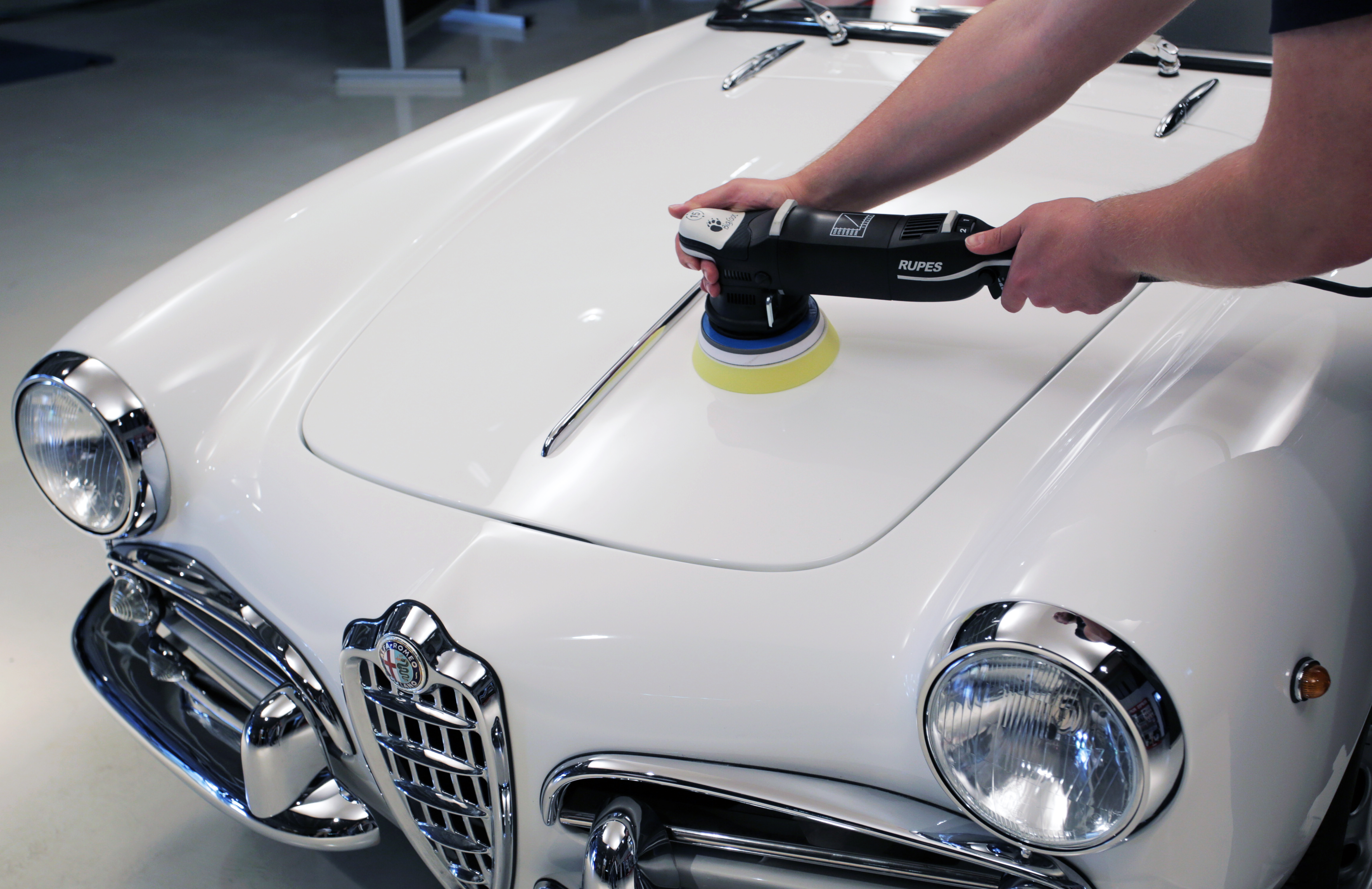Außenansicht des HCC Hey's Car Care Studios in Mechernich