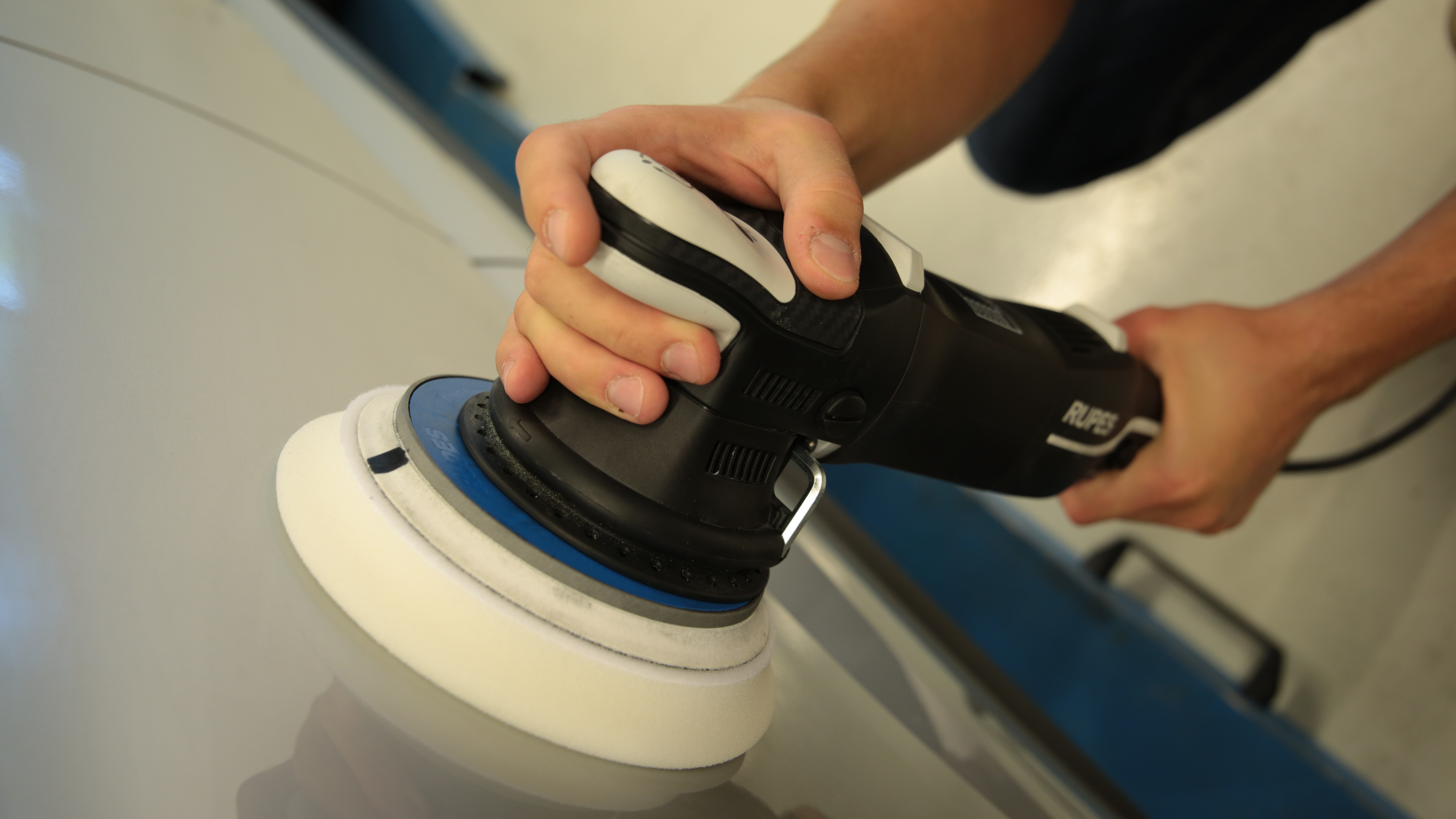 Team beim Polieren oder Detailing-Arbeit am Lack – HCC Hey's Car Care