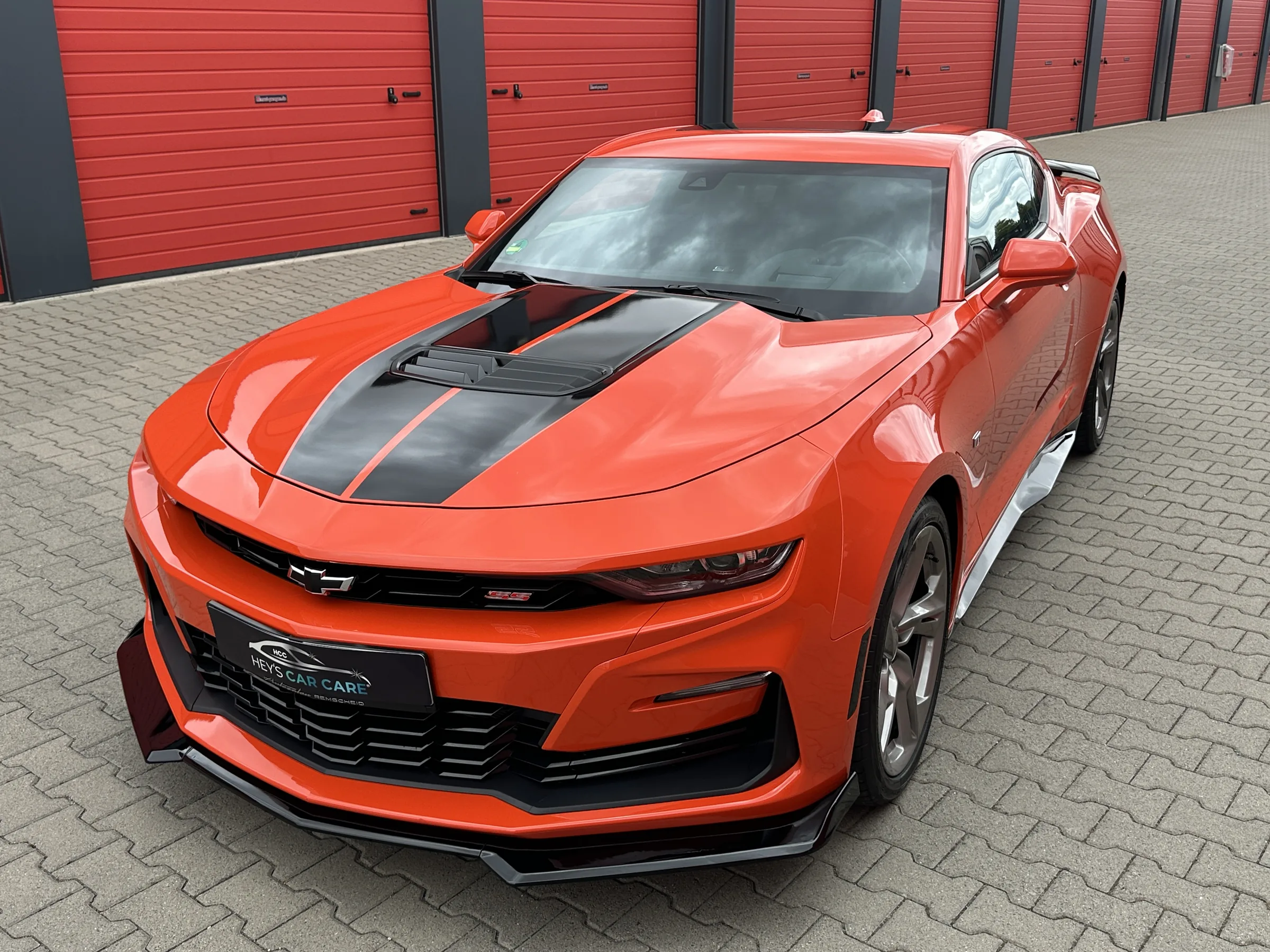 Frisch aufbereiteter Chevrolet Camaro SS vor dem HCC-Studio in Mechernich