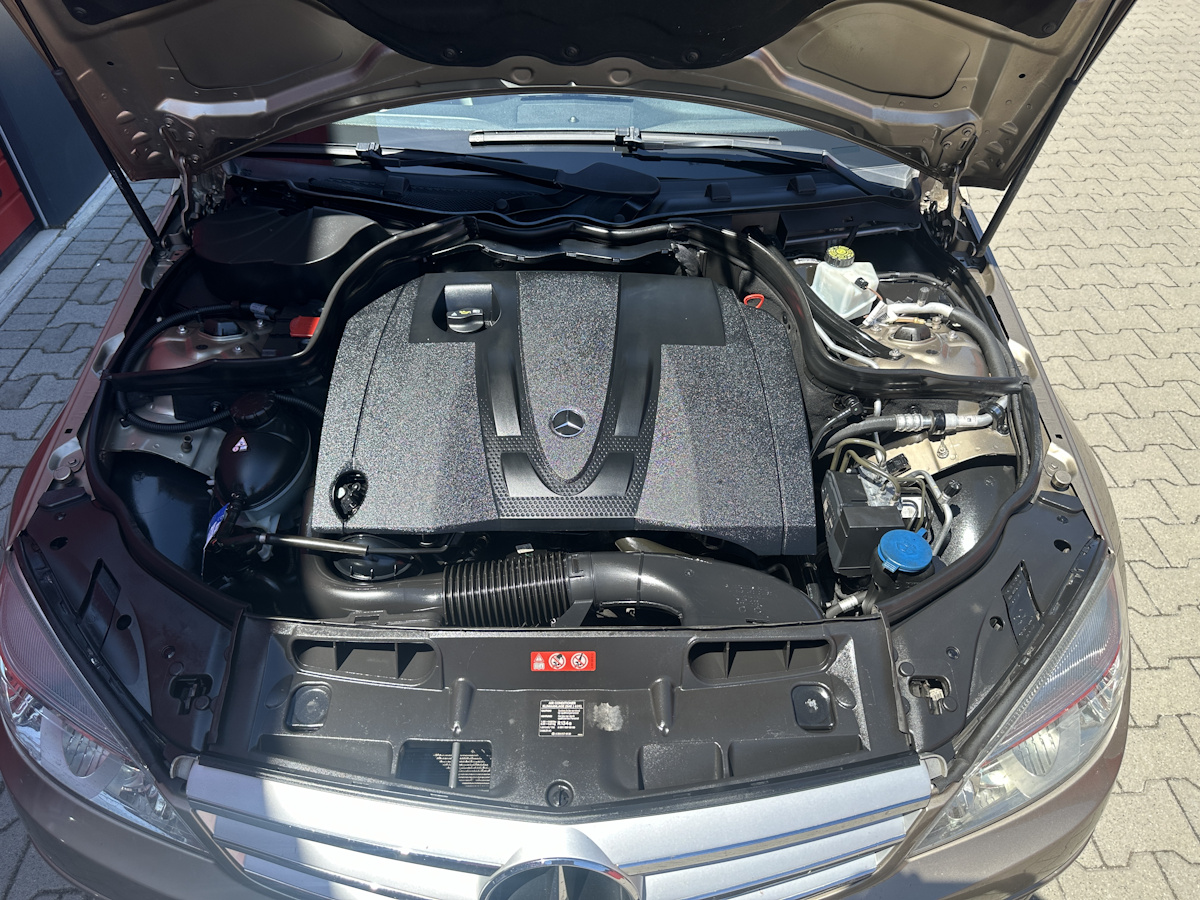 Trockeneisstrahlen im Motorraum bei HCC Hey's Car Care