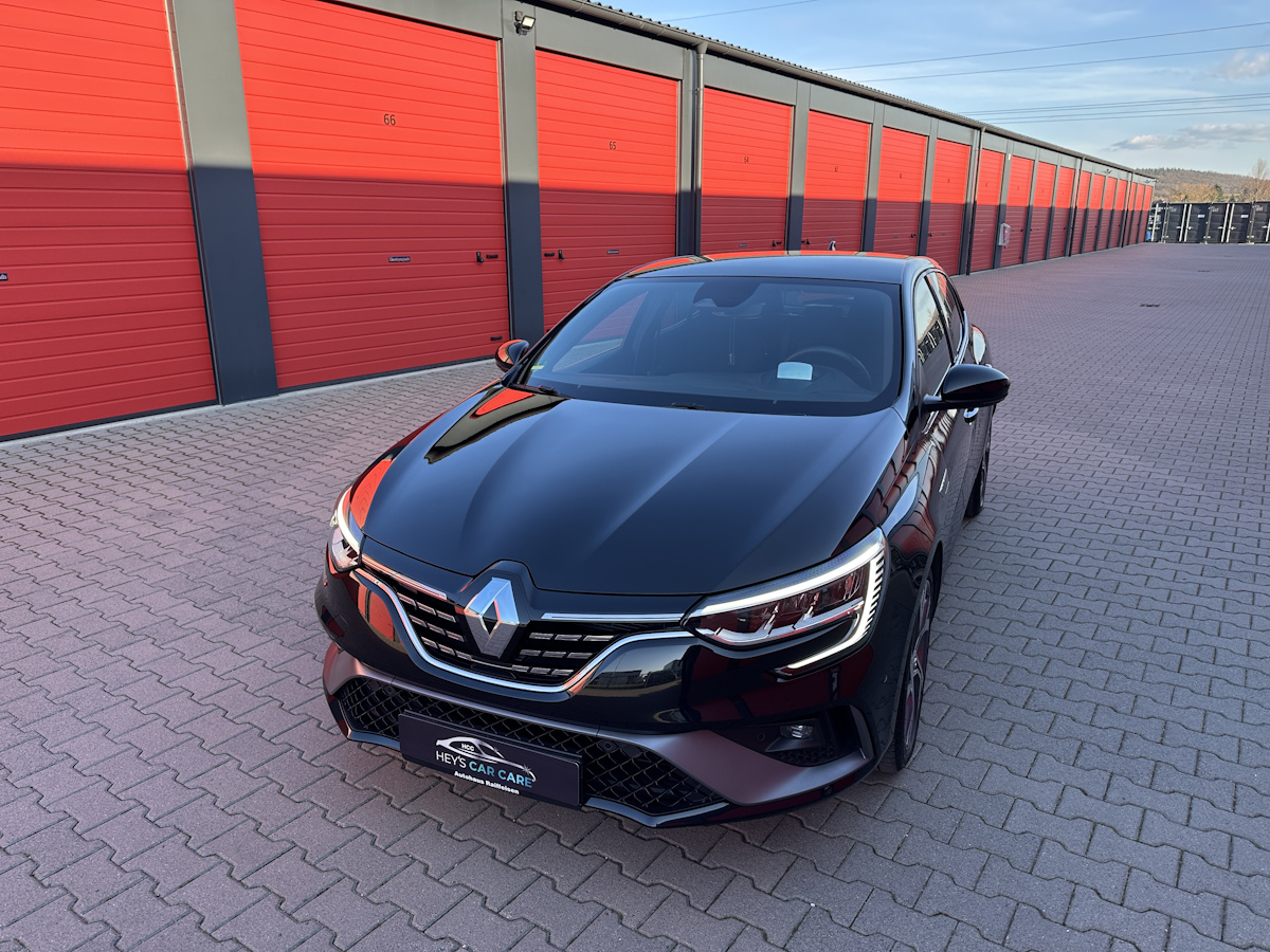 Renault nach der Fahrzeugaufbereitung bei HCC Hey's Car Care